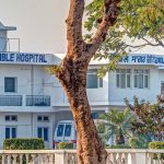Kirpal Sagar Charitable Hospital, Kirpal Sagar, Gesundheit,Blick durch die Bäume auf das Kirpal Sagar Charitable Hospital